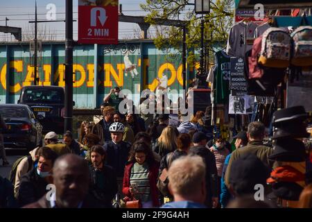 Londres, Royaume-Uni. 18 avril 2021. La foule dans Camden High Street. Les gens se sont enfermés à l'extérieur pendant un week-end chargé, car les règles de maintien sont relaxantes en Angleterre. Credit: Vuk Valcic/Alamy Live News Banque D'Images