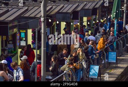 Londres, Royaume-Uni.18 avril 2021.Il y a des stands de nourriture très fréquentés dans le marché de Camden.Les gens se sont enfermés à l'extérieur pendant un week-end chargé, car les règles de maintien sont relaxantes en Angleterre.Credit: Vuk Valcic/Alamy Live News Banque D'Images