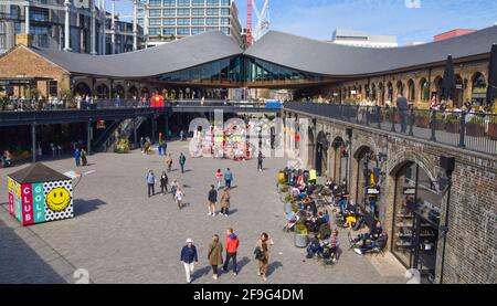 Londres, Royaume-Uni. 18 avril 2021. Centre commercial Coal Drops Yard à King's Cross. Les gens se sont enfermés à l'extérieur pendant un week-end chargé, car les règles de maintien sont relaxantes en Angleterre. Credit: Vuk Valcic/Alamy Live News Banque D'Images