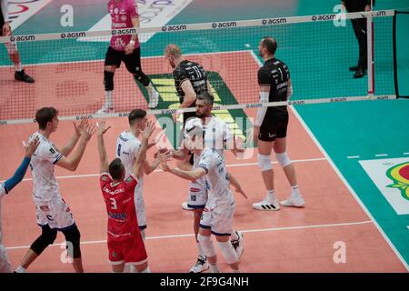 Vérone, Italie, 18 avril, 2021 Top volley Célébrez le point pendant le match NBV Verona - Top Volley Cisterna au Forum AGSM. Jouer 5 posto Credem Banca crédit:Roberto Ramaccia/Alay Live News Banque D'Images