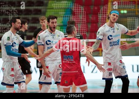 Vérone, Italie, 18 avril, 2021 Top volley Célébrez le point pendant le match NBV Verona - Top Volley Cisterna au Forum AGSM. Jouer 5 posto Credem Banca crédit:Roberto Ramaccia/Alay Live News Banque D'Images