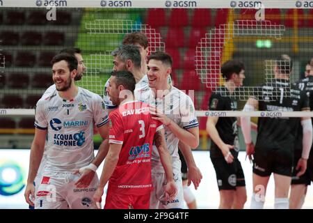 Vérone, Italie, 18 avril, 2021 Top volley Célébrez le point pendant le match NBV Verona - Top Volley Cisterna au Forum AGSM. Jouer 5 posto Credem Banca crédit:Roberto Ramaccia/Alay Live News Banque D'Images