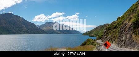 Route sinueuse sur la côte du lac Wakatipu, île du Sud de la Nouvelle-Zélande Banque D'Images