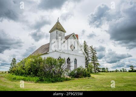 Ciel spectaculaire au-dessus de l'église unie des Trossachs, historique mais abandonnée, à Trossachs, en Saskatchewan Banque D'Images