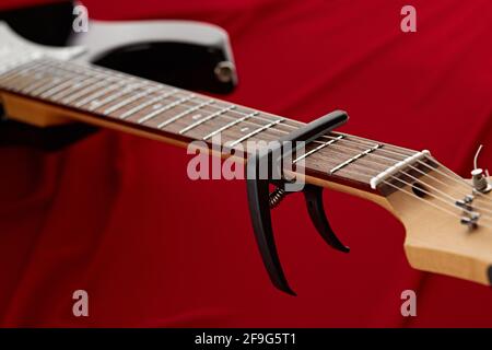 Guitare électrique fretboard avec capodoster, gros plan Banque D'Images