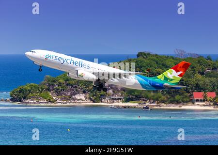 Mahé, Seychelles - 24 novembre 2017 : avion Airbus A330 d'Air Seychelles à l'aéroport international des Seychelles (SEZ) aux Seychelles. Airbus est une UE Banque D'Images