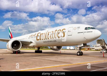 Mahé, Seychelles - 23 novembre 2017 : avion Emirates Boeing 777 à l'aéroport international des Seychelles (SEZ) aux Seychelles. Boeing est un américain Banque D'Images