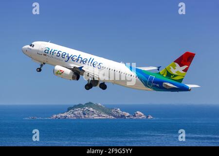 Mahé, Seychelles - 24 novembre 2017 : avion Airbus A320 d'Air Seychelles à l'aéroport international des Seychelles (SEZ) aux Seychelles. Airbus est une UE Banque D'Images