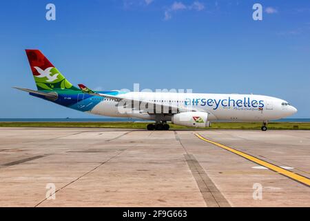 Mahé, Seychelles - 26 novembre 2017 : avion Airbus A330 d'Air Seychelles à l'aéroport international des Seychelles (SEZ) aux Seychelles. Airbus est un EUR Banque D'Images