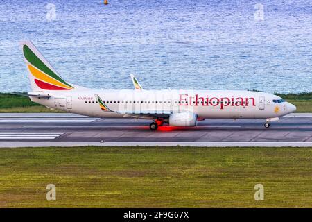 Mahé, Seychelles - 23 novembre 2017 : avion éthiopien Boeing 737-800 à l'aéroport international des Seychelles (SEZ) aux Seychelles. Boeing est un Amer Banque D'Images