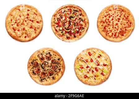 Coupez en tranches de délicieuses pizzas fraîches avec du pepperoni sur fond blanc. Vue de dessus . Pizza sur la table blanche. Photo de haute qualité Banque D'Images