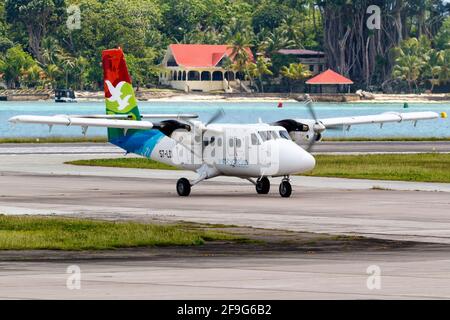 Mahé, Seychelles - 26 novembre 2017 : avion DHC-6-400 d'Air Seychelles à l'aéroport international des Seychelles (SEZ) aux Seychelles. Banque D'Images