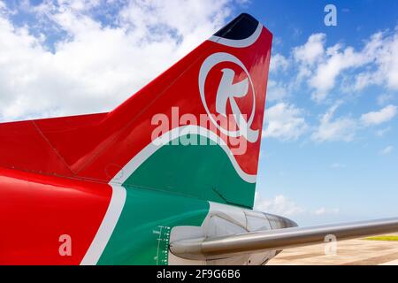 Mahé, Seychelles - 23 novembre 2017 : avion Kenya Airways Embraer 190 à l'aéroport international des Seychelles (SEZ) aux Seychelles. Banque D'Images