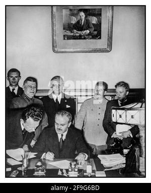 MOLOTOV 1939 le ministre soviétique des Affaires étrangères Vyacheslav Molotov signe le Traité d'amitié germano-soviétique à Moscou, le 28 septembre 1939; derrière lui, Richard Schulze-Kossens (adjudant de Ribbentrop), Boris Shaposhnikov (Generalstabschef der Roten Armee), Joachim von Ribbentrop, Joseph Pavlov (traducteur soviétique), Vladimir Staline, Vladimir Pavlov. Alexey Shkvarzev (ambassadeur soviétique à Berlin), se trouve à côté de Molotov. Portrait de Lénine derrière Moscou Union soviétique Russie Banque D'Images