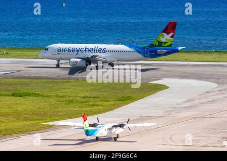 Mahé, Seychelles - 25 novembre 2017 : avions Air Seychelles à l'aéroport international des Seychelles (SEZ) aux Seychelles. Airbus est un avion européen Banque D'Images