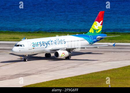 Mahé, Seychelles - 26 novembre 2017 : avion Airbus A320 d'Air Seychelles à l'aéroport international des Seychelles (SEZ) aux Seychelles. Airbus est un EUR Banque D'Images