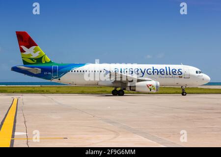 Mahé, Seychelles - 26 novembre 2017 : avion Airbus A320 d'Air Seychelles à l'aéroport international des Seychelles (SEZ) aux Seychelles. Airbus est un EUR Banque D'Images