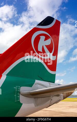 Mahé, Seychelles - 23 novembre 2017 : avion Kenya Airways Embraer 190 à l'aéroport international des Seychelles (SEZ) aux Seychelles. Banque D'Images