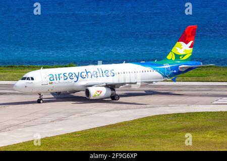 Mahé, Seychelles - 24 novembre 2017 : avion Airbus A320 d'Air Seychelles à l'aéroport international des Seychelles (SEZ) aux Seychelles. Airbus est un EUR Banque D'Images