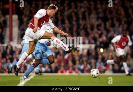 ARSENAL V ASTON VILLA 30/11/2002 PHOTO DAVID ASHDOWNFOOTBALL Banque D'Images