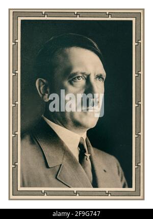 ADOLF HITLER des années 1930 Studio officiel Hoffmann Portrait dans le cadre de thème original swastika superposition de Fuhrer Adolf Hitler image de propagande en Allemagne nazie pour des affiches et des cartes postales Banque D'Images