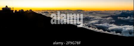 Coucher de soleil sur les nuages à l'observatoire de Haleakala ou observatoire de haute altitude de Haleakalā, est le premier observatoire de recherche astronomique d'Hawaï Banque D'Images