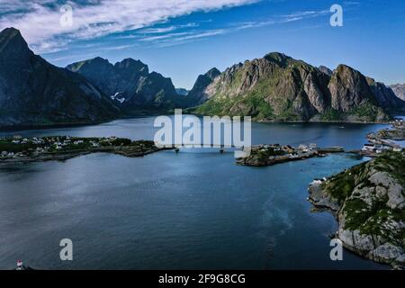 Tir de drone aérien surplombant des bâtiments du village de pêcheurs de Hamnoy, lors d'une soirée ensoleillée d'été, à Lofoten, en Norvège Banque D'Images
