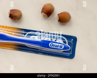 Brosse à dents Oral-B. Braun GmbH est une société allemande de produits de consommation fondée en 1921 et basée à Kronberg im Taunus. Banque D'Images