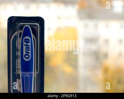 Brosse à dents Oral-B. Braun GmbH est une société allemande de produits de consommation fondée en 1921 et basée à Kronberg im Taunus. Banque D'Images