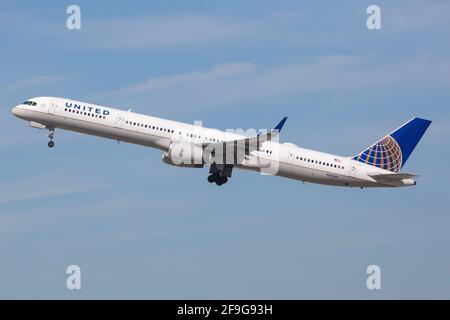 Los Angeles, États-Unis - 22. Février 2016 : Boeing 757-300 de United Airlines à l'aéroport de Los Angeles (LAX) aux États-Unis. Boeing est un fabricant d'avions basé Banque D'Images