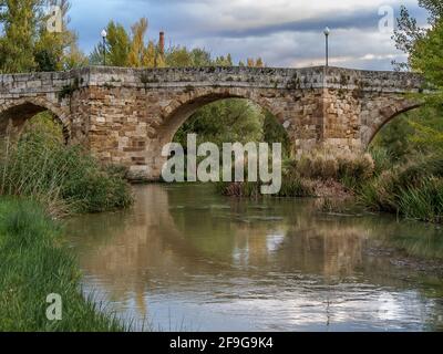 Pont romain Puente Canto au-dessus de la rivière CEA le long du camino de Santiago à Sahagun, Espagne, 22 octobre 2009 Banque D'Images