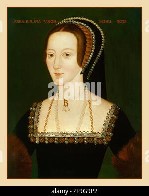 Anne Boleyn Portrait fine peinture à l'huile vintage historique emblématique à l'époque de son mariage avec Henry VIII XVIe siècle par le maître artiste portrait élisabéthain, Anne Boleyn est représentée dans une robe sombre avec un décolleté carré et une capuche française, un style typique de la période Tudor. Elle porte un collier « B » distinctif, qui est devenu l’un de ses symboles les plus reconnaissables. Banque D'Images