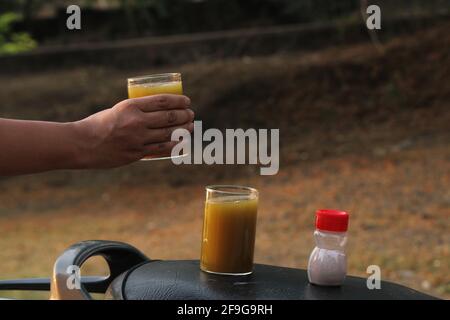 Jus de canne à sucre en verre avec morceau de canne à sucre, citron et sel noir Banque D'Images