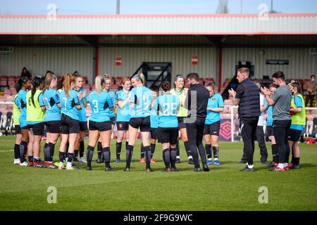 Crawley, Royaume-Uni. 18 avril 2021. L'équipe de Gillingham parle après le match de la coupe FA entre Arsenal et Gillingham à Meadow Park à Borehamwood crédit: SPP Sport Press photo. /Alamy Live News Banque D'Images