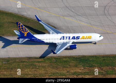 Stuttgart, Allemagne - 2 septembre 2016 : photo aérienne d'un Boeing 767 d'Atlas Air à l'aéroport de Stuttgart (STR) en Allemagne. Boeing est un avion Banque D'Images