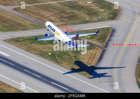 Stuttgart, Allemagne - 2 septembre 2016 : photo aérienne d'un Boeing 767 d'Atlas Air à l'aéroport de Stuttgart (STR) en Allemagne. Boeing est un avion Banque D'Images