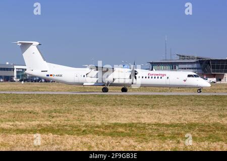 Stuttgart, Allemagne - 6 avril 2018 : avion Bombardier DHC-8-400 Eurowings à l'aéroport de Stuttgart (STR) en Allemagne. Bombardier est une usine d'avions Banque D'Images