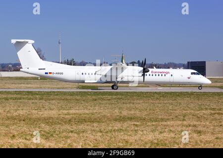 Stuttgart, Allemagne - 6 avril 2018 : avion Bombardier DHC-8-400 Eurowings à l'aéroport de Stuttgart (STR) en Allemagne. Bombardier est une usine d'avions Banque D'Images