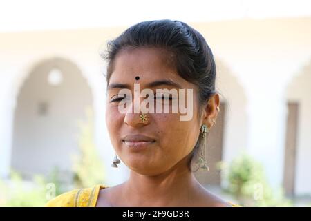 Un petit foyer d'une jeune femme indienne fatiguée portant un bindi sur son front avec les yeux fermés Banque D'Images