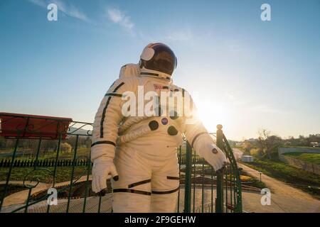 RAZGRAD, Bulgarie: 14.04.2021: Costume d'astronaute spatial de la NASA au coucher du soleil en contre-jour Banque D'Images