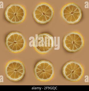 Morceaux de citron, citron coupé en tranches sur fond d'abricot Banque D'Images