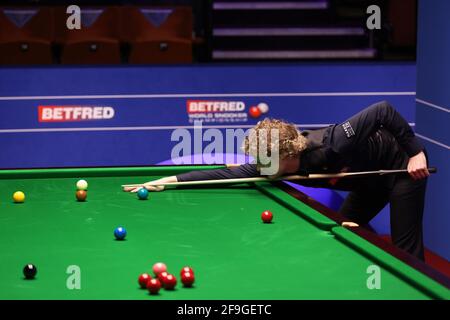 Neil Robertson, d'Australie, joue un tir au cours du deuxième jour des Championnats du monde de Snooker Betfred 2021 au Crucible, Sheffield. Date de la photo: Dimanche 18 avril 2021. Banque D'Images