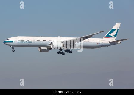 Los Angeles, États-Unis - 21. Février 2016 : Boeing 777-300 Cathay Pacific à l'aéroport de Los Angeles (LAX) aux États-Unis. Boeing est un fabricant d'avions basé Banque D'Images