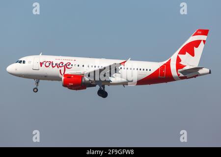 Los Angeles, États-Unis - 21. Février 2016 : Air Canda Rouge Airbus A319 à l'aéroport de Los Angeles (LAX) aux États-Unis. Airbus est un fabricant d'avions de Tou Banque D'Images
