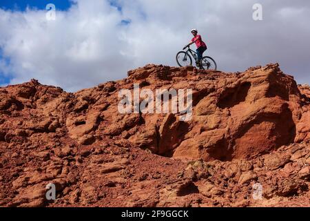 Vélo de descente extrême au bord des rochers rouges dans Timna Park, Eilat, Israël Banque D'Images