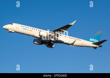 Corfou, Grèce – 15. Septembre 2017: Arkia Israeli Airlines Embraer 195 Grèce Airforce à l'aéroport de Corfou (CFU) en Grèce. Embraer est un fabricant d'avions Banque D'Images