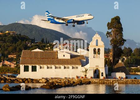 Korfu, Griechenland - 13. Septembre 2017: Ein Airbus A320 Flugzeug der Ellinair mit dem Kennzeichen Ly-SPC landet auf dem Flughafen Korfu (CFU) dans GRI Banque D'Images