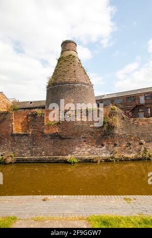 Le vieux four à bouteilles désutilisé à l'ancien prix et La poterie de Kensington travaille sur les rives de la Trent et Canal Mersey à Longport Stoke on Trent Banque D'Images