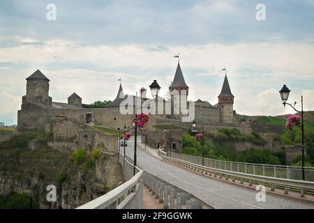 Kamianets-Podilskyi, Ukraine - juillet 2017 : vue de l'ancien château sur le fond d'un ciel bleu avec des nuages Banque D'Images