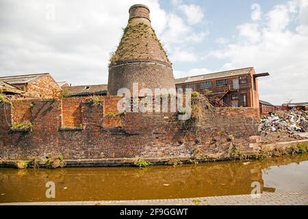 Le vieux four à bouteilles désutilisé à l'ancien prix et La poterie de Kensington travaille sur les rives de la Trent et Canal Mersey à Longport Stoke on Trent Banque D'Images